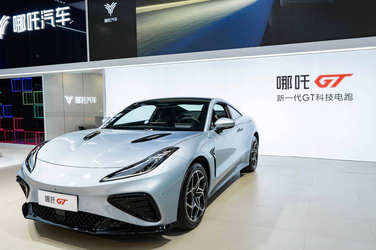 东莞206哪吒汽车在智能汽车领域的表现，领途汽车在新能源汽车市场中的影响力